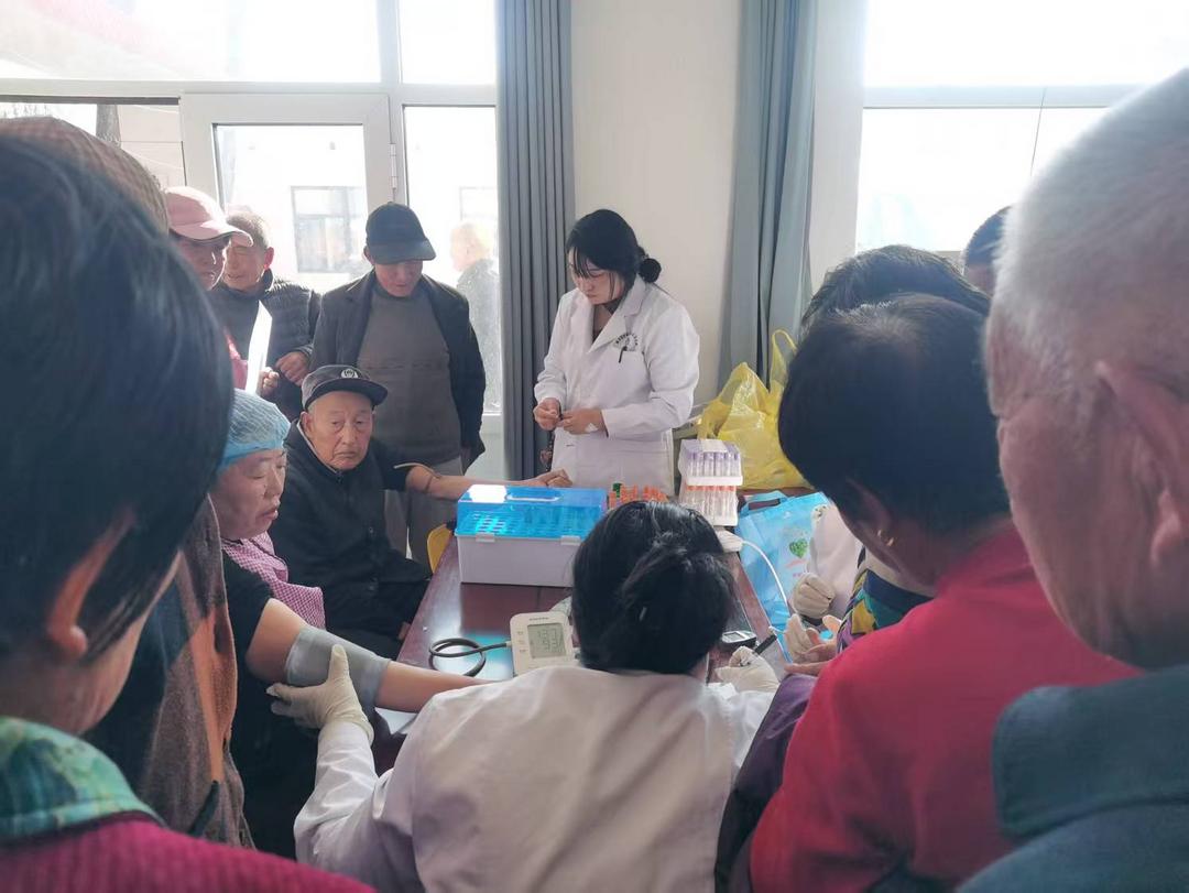 神木市大保当镇卫生院走进东北湾村幸福院为100多名老人进行免费体检