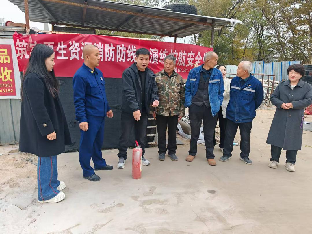 崇文路街道富庆路社区再生资源回收站上演“消防实战”，全员操练筑牢安全防线