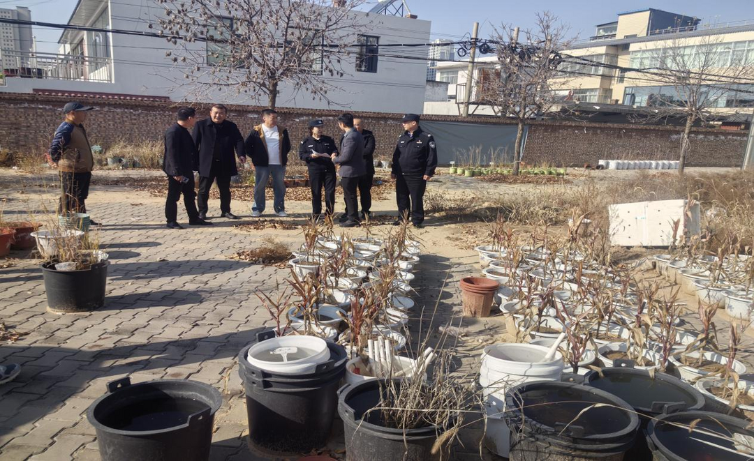 榆阳区崇文路街道春苑社区联合多部门开展周末攻坚 彻底整治火车道沿线环境安全隐患​