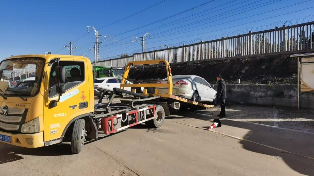 榆阳区崇文路街道春苑社区联合多部门开展周末攻坚 彻底整治火车道沿线环境安全隐患​