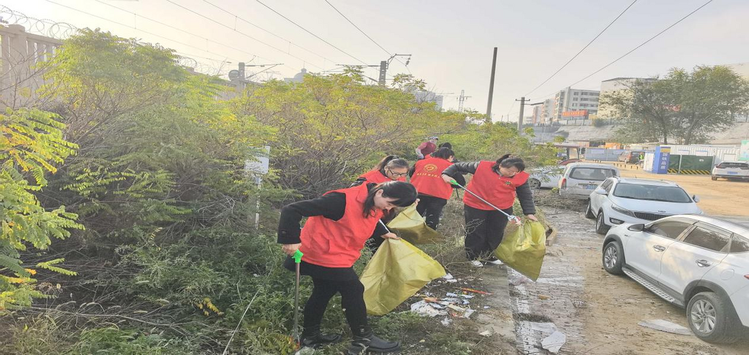 榆阳区崇文路街道春苑社区联合多部门开展周末攻坚 彻底整治火车道沿线环境安全隐患​