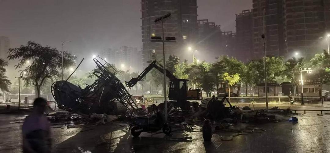 吾悦广场冲动了？纠集人员控制守夜保安强拆儿童游乐场设备-华闻时空