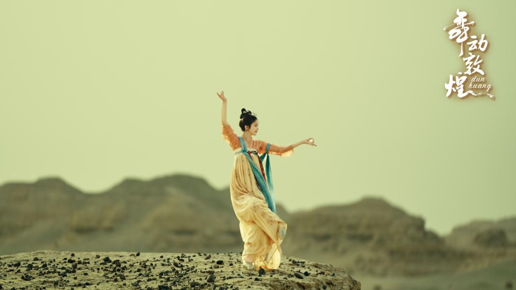 图12 优秀剧照-女主在敦煌实景