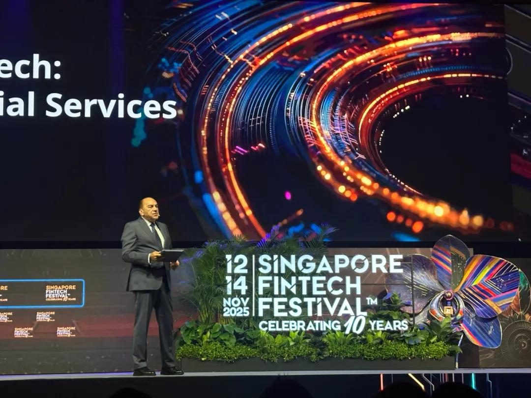 新加坡副总理现场变脸马斯克？！还体验了属于未来的支付装置_厄瓜多尔_新闻_华人头条