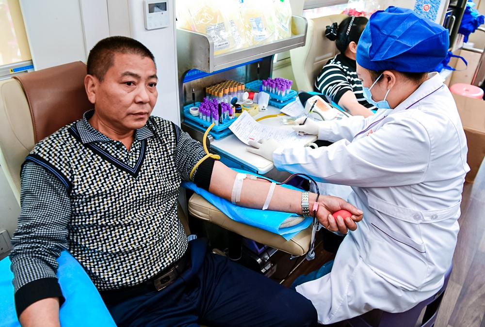 202511/131533441198211.jpg 山区百姓参与无偿献血。郭明 摄.jpg