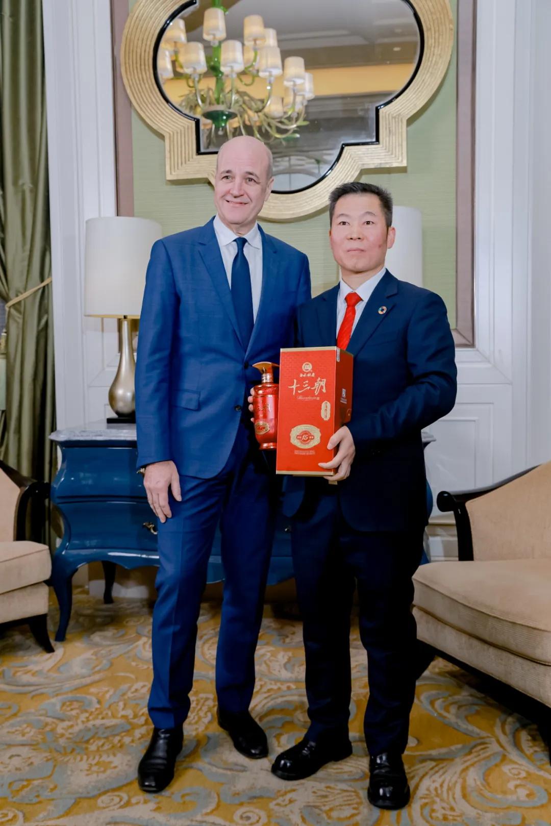 瑞典前首相赖因费尔特出席中国品牌影响力论坛 <a href=https://www.shidiannet.com/zt/shaanxi/ target=_blank class=infotextkey>陕西</a>白水杜康十三朝国槐老清香型白酒闪耀首相晚宴