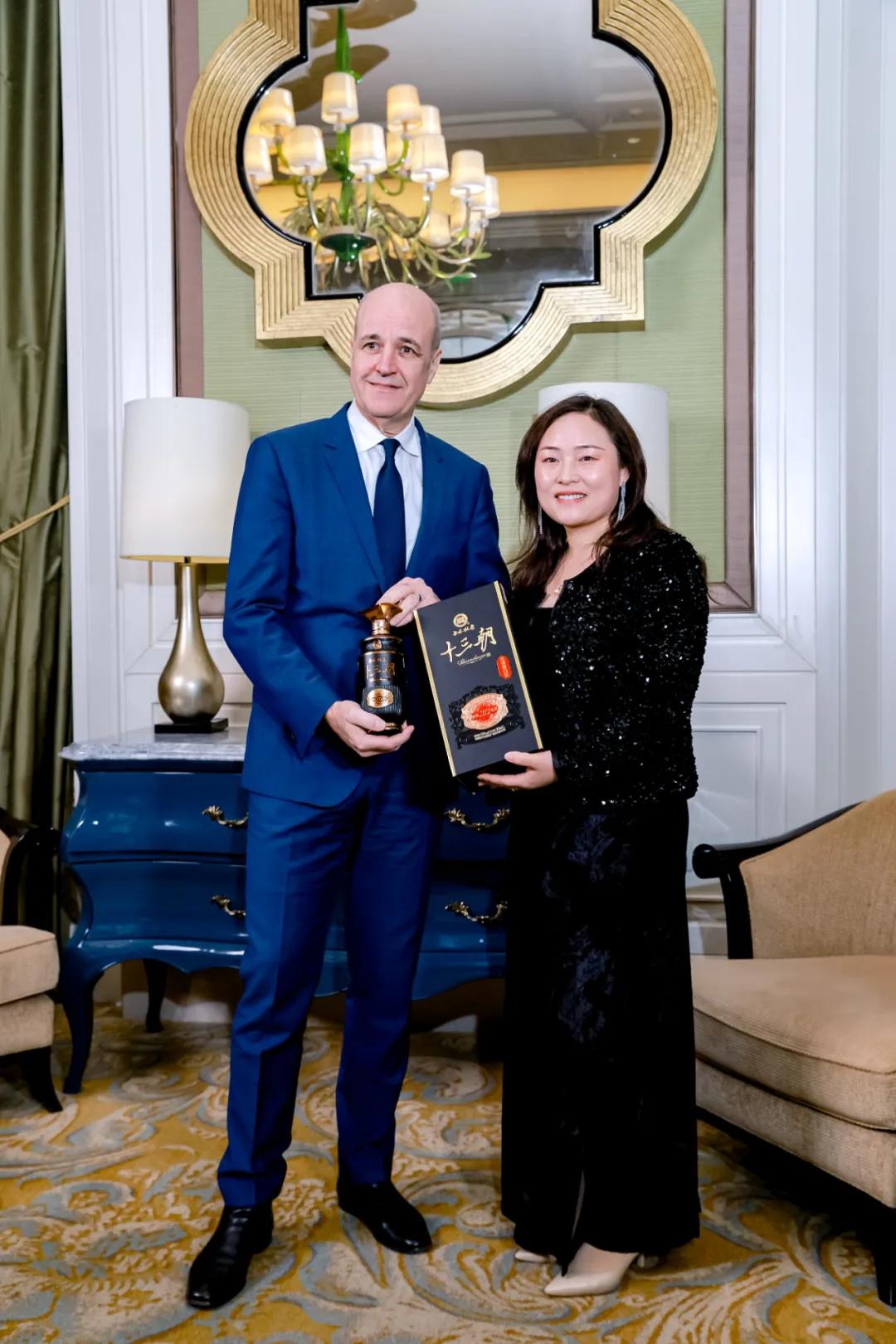 瑞典前首相赖因费尔特出席中国品牌影响力论坛 <a href=https://www.shidiannet.com/zt/shaanxi/ target=_blank class=infotextkey>陕西</a>白水杜康十三朝国槐老清香型白酒闪耀首相晚宴