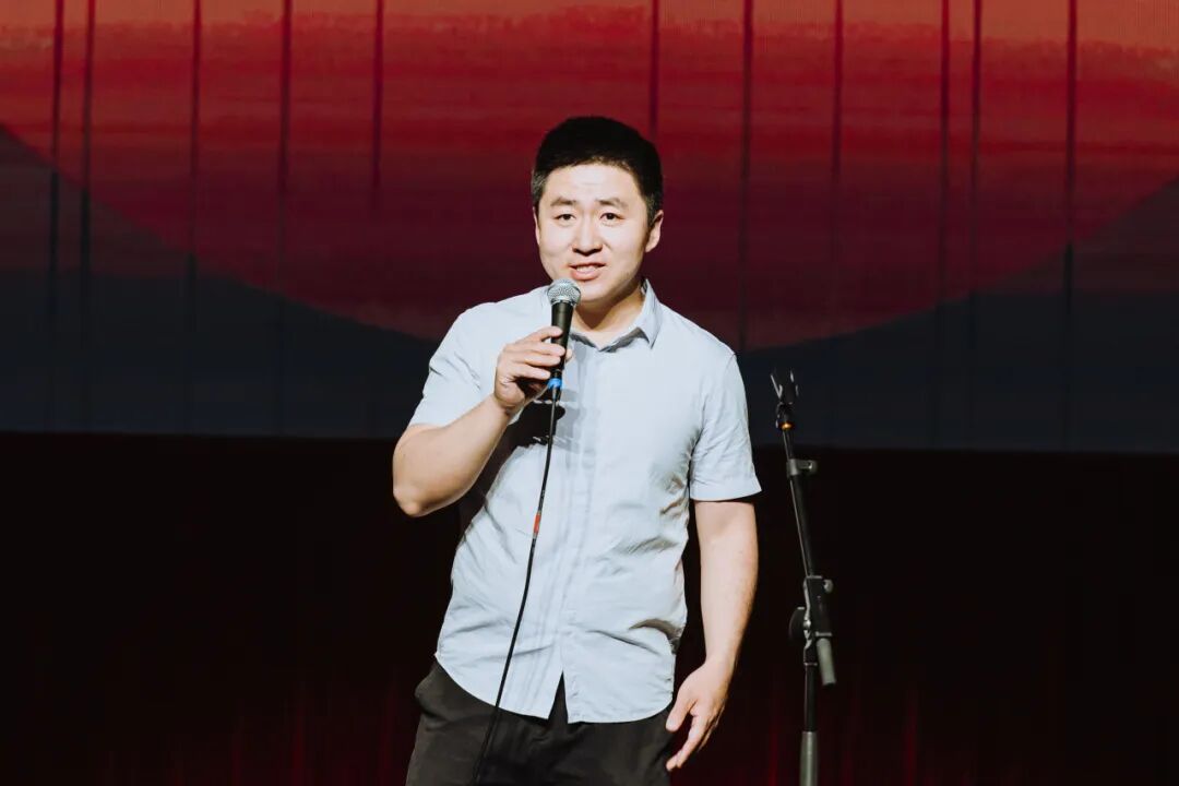 闽商大会专场展演上,主持人周以诺的《我是福州人》用乡音讲述福州