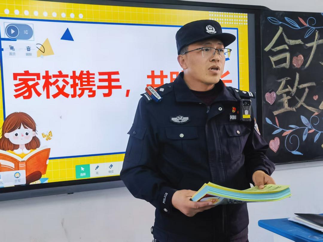 民警变身副校长，陕北口音讲活法治课