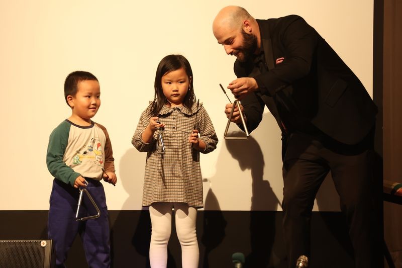 李德伦音乐基金会举行中西汇粹音乐宴会 加拿大共工新闻社社长孙瑞祥教授采访李德伦音乐基金会理事长李燕女士(图11) 李德伦音乐基金会举行中西汇粹音乐宴会 加拿大共工新闻社社长孙瑞祥教授采访李德伦音乐基金会理事长李燕女士(图11)