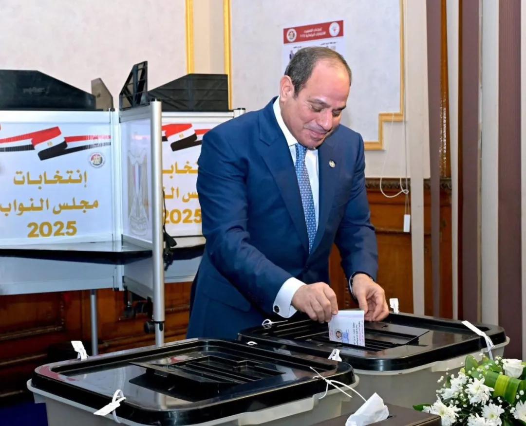 投票履责】埃及总统塞西在开罗投票参加2025年议会选举第二阶段_Россия_新闻_华人头条