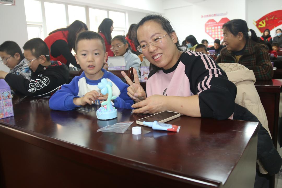 金沙路街道金榆社区：58组家庭共赴成长之约，亲子互动暖初冬