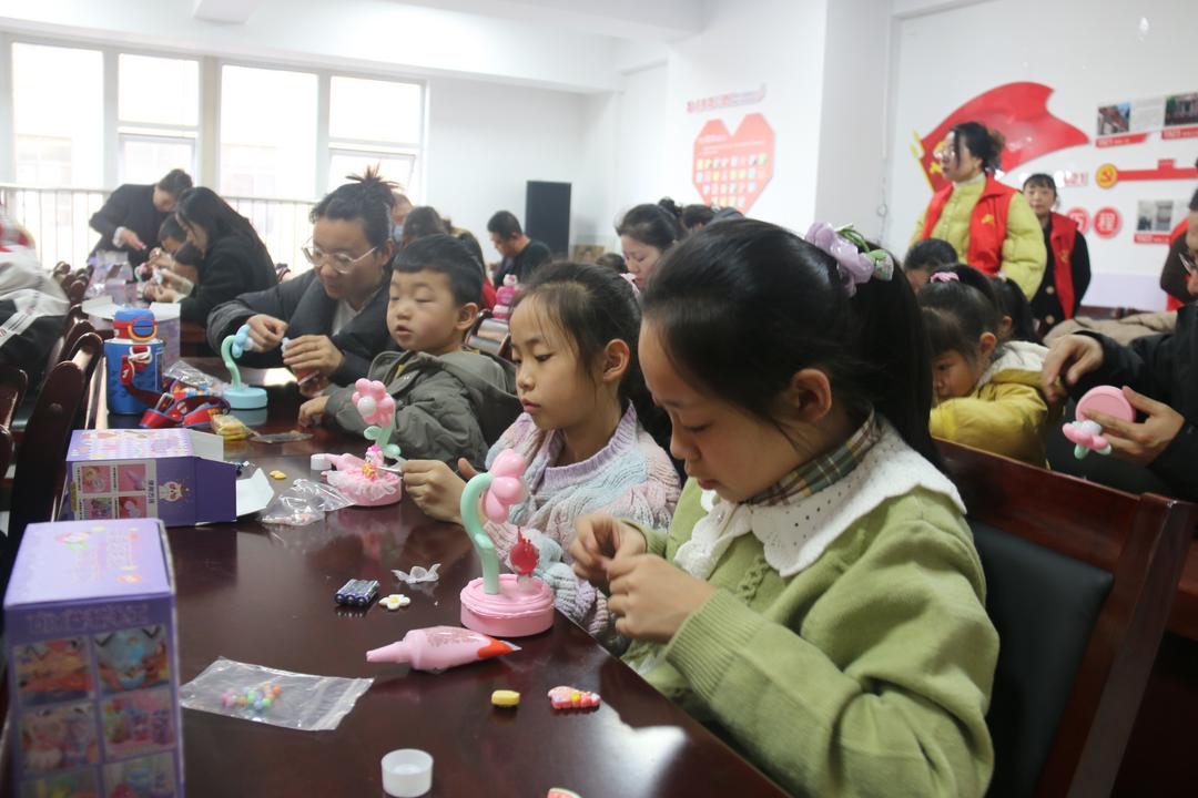 金沙路街道金榆社区：58组家庭共赴成长之约，亲子互动暖初冬