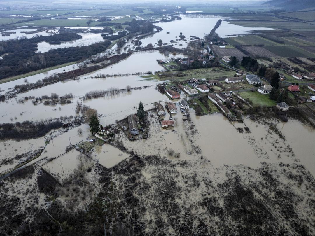 匈牙利早间新闻11.28】布达佩斯破产“倒计时”/悼念香港火灾遇难者/卡车被卡/匈北部洪水/人口又少了_南非_新闻_华人头条