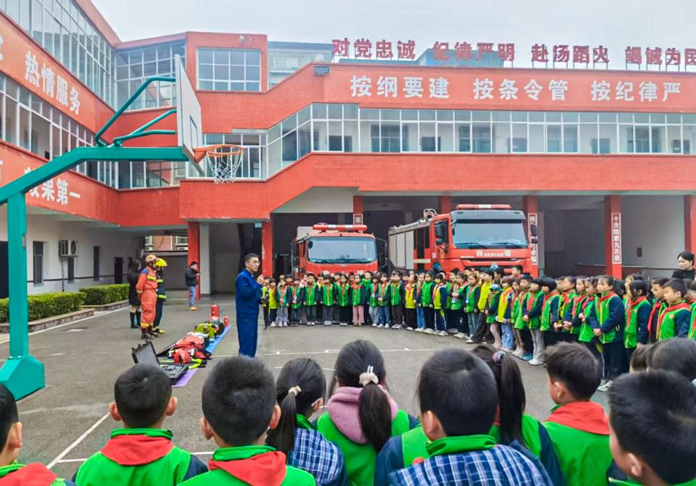 Students from Nanchong No.11 Middle School Affiliated Primary School walked into the fire rescue station and experienced the 