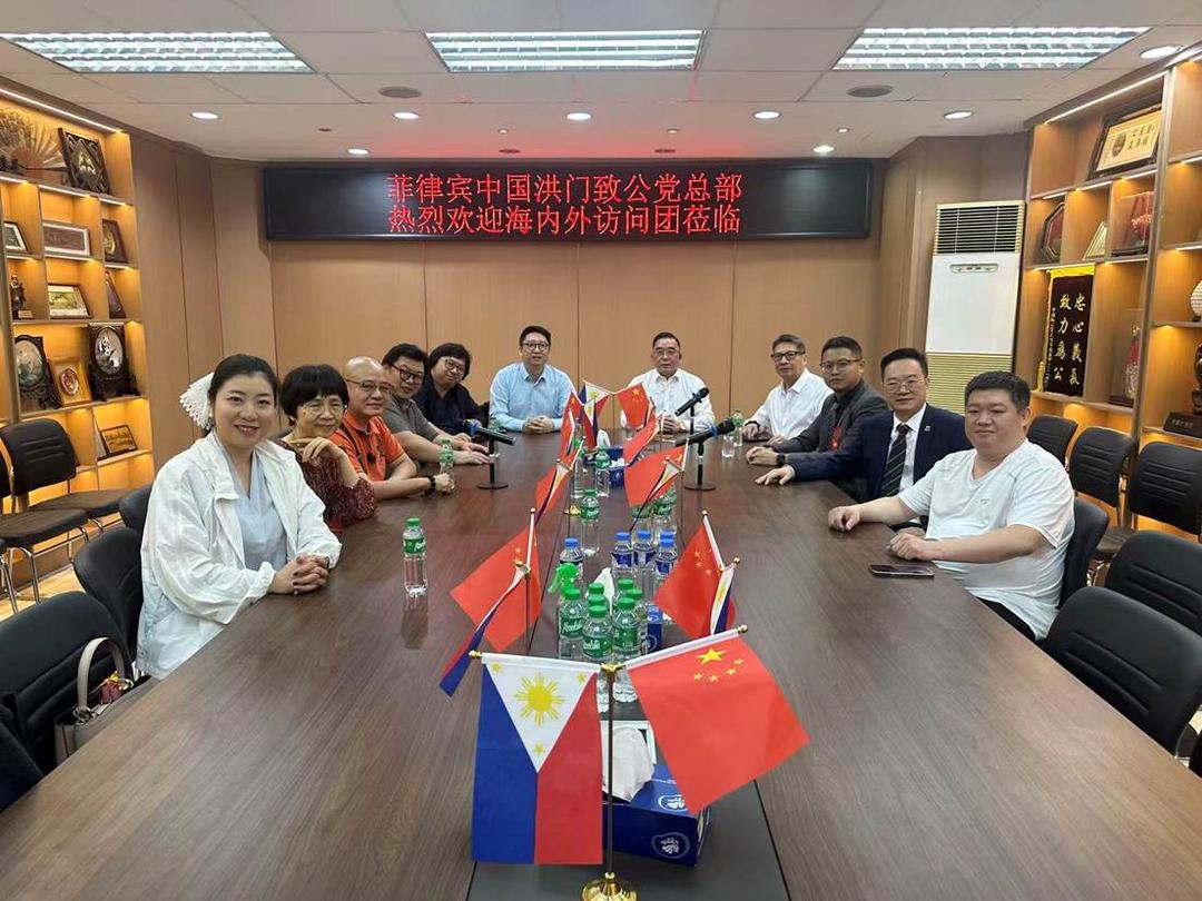 一張含有 服裝, 室內, 男人, 傢俱 的圖片

AI 產生的內容可能不正確。