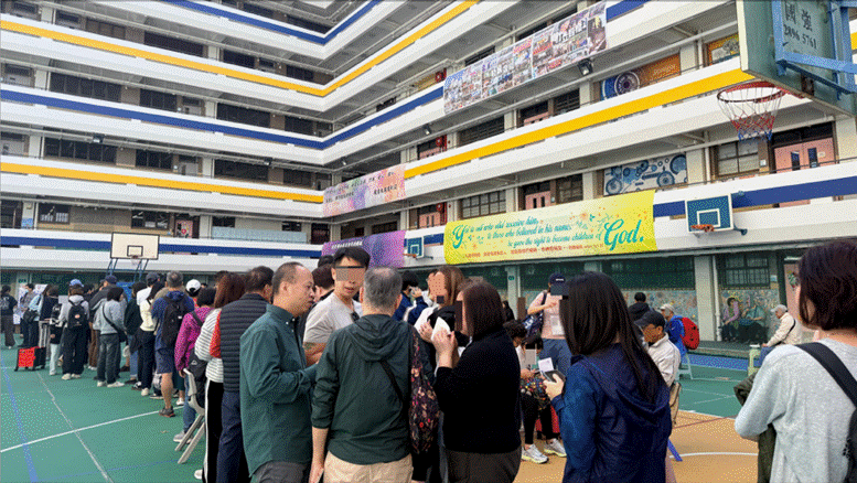 一張含有 服裝, 人員, 建築, 人民 的圖片

AI 產生的內容可能不正確。