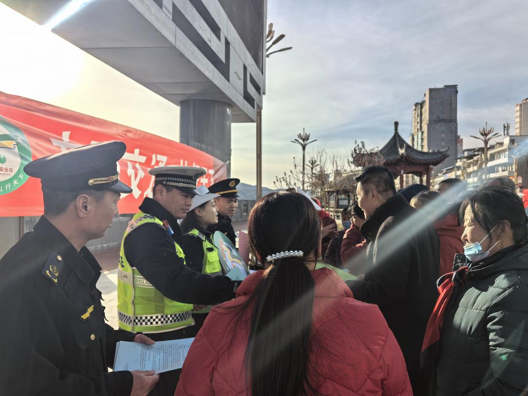 吴堡县公安局交通管理大队圆满开展“122全国交通安全日”主题宣传活动