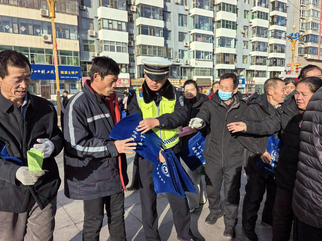 吴堡县公安局交通管理大队圆满开展“122全国交通安全日”主题宣传活动