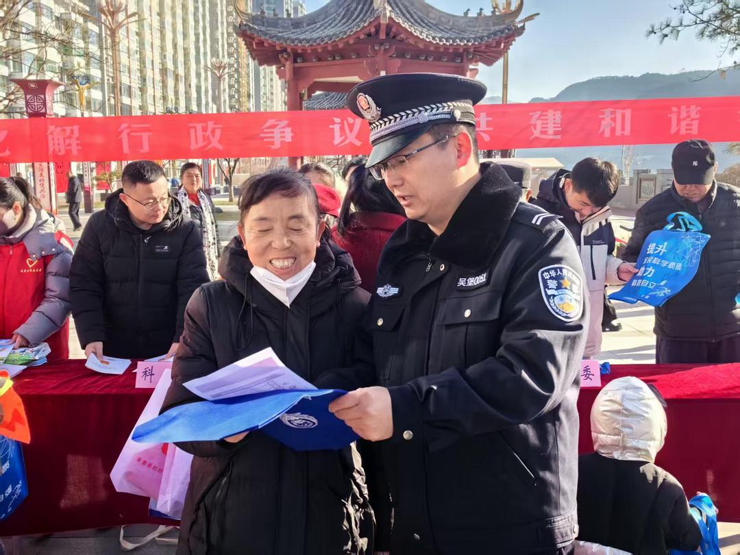 吴堡公安开展“12.4“国家宪法日宣传活动 吴堡公安开展“12.4“国家宪法日宣传活动