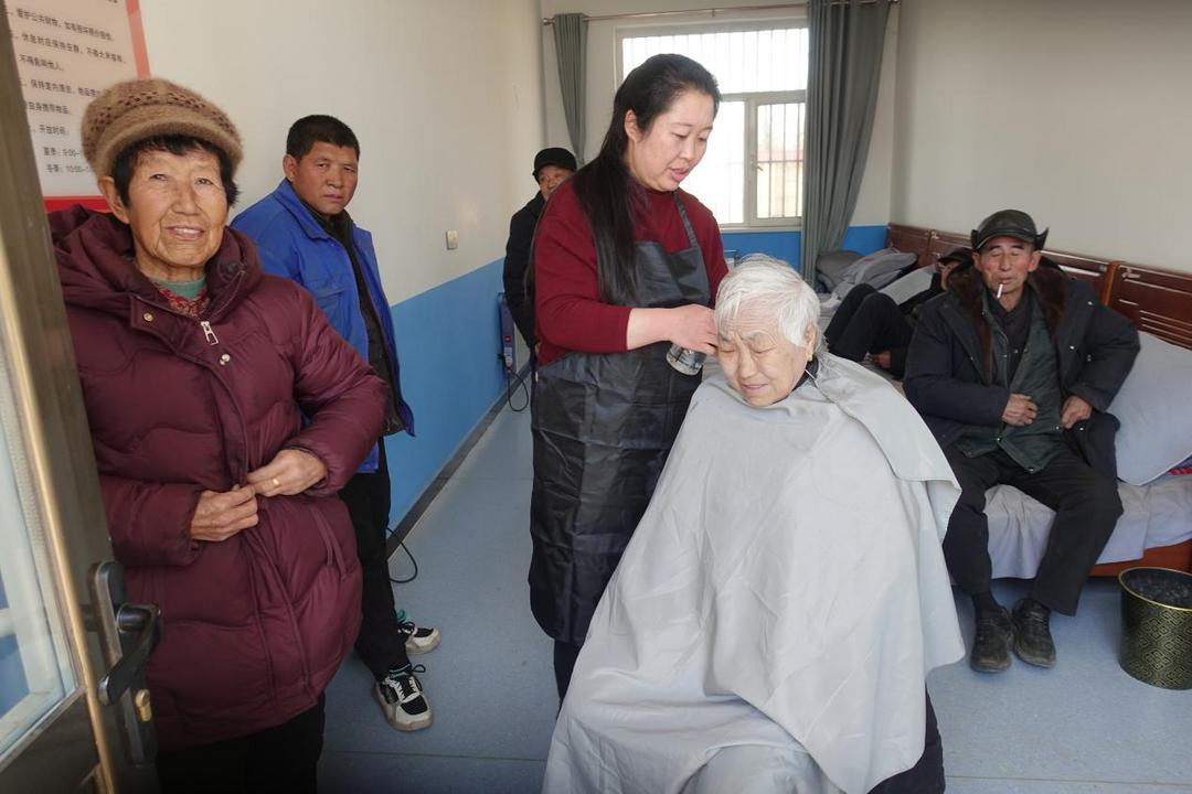 最美志愿者余保霞：义务理发 真诚敬老