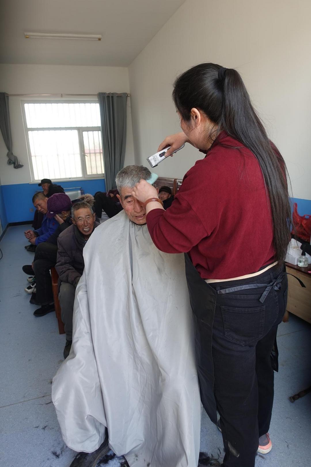 最美志愿者余保霞:义务理发 真诚敬老 最美志愿者余保霞:义务理发 真诚敬老