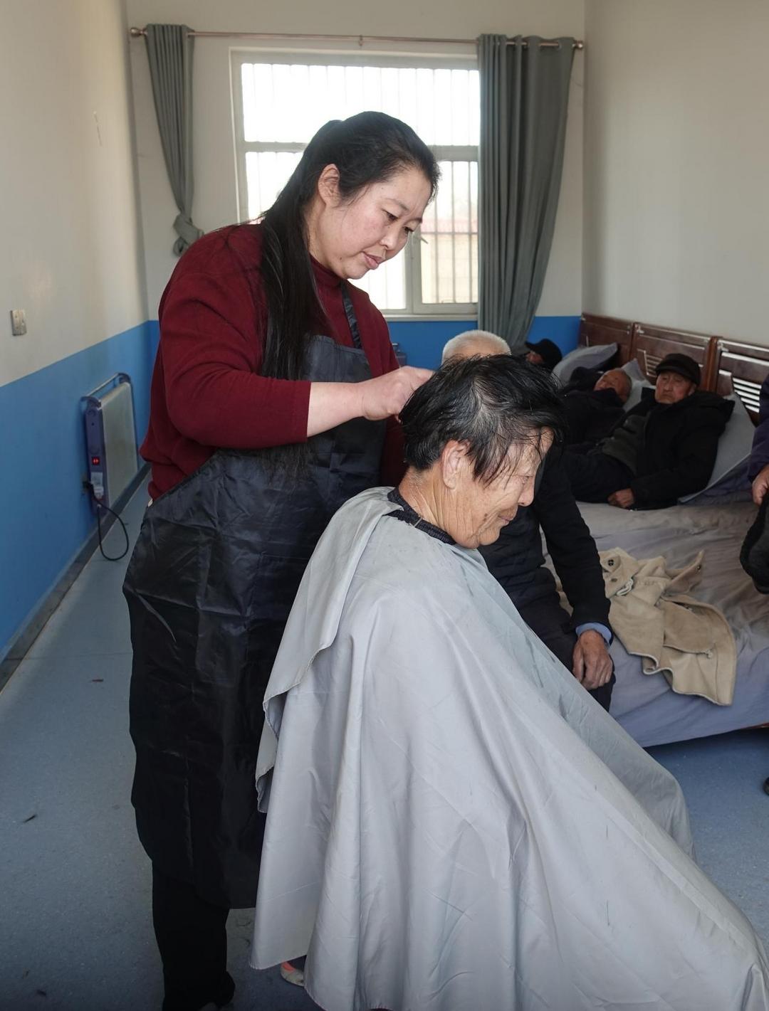 最美志愿者余保霞:义务理发 真诚敬老 最美志愿者余保霞:义务理发 真诚敬老