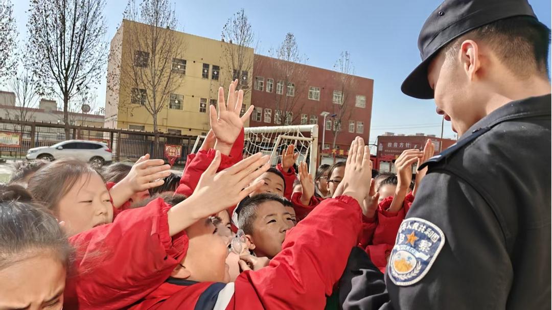 富县东站派出所：内强管理固根基 外清隐患护坦途