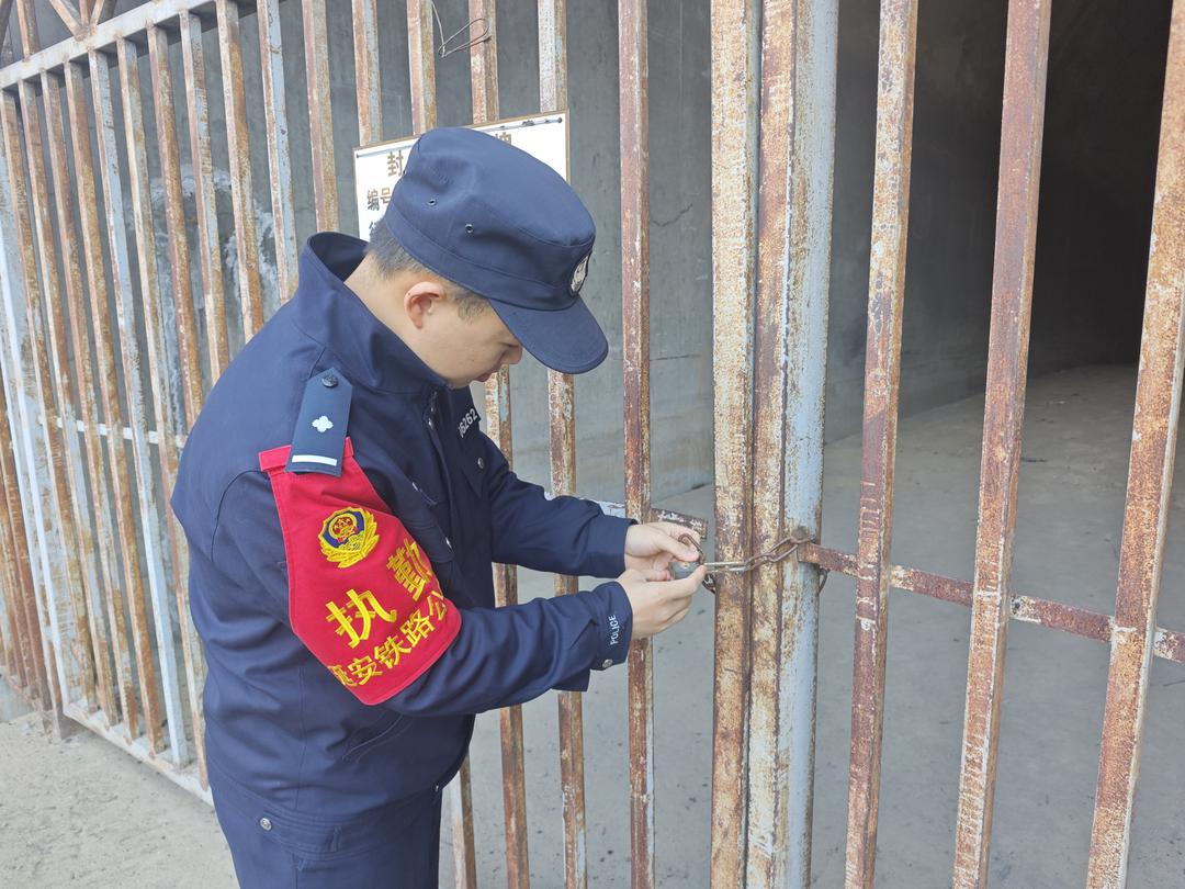 绥德铁警“每日一公里”巡线，寒冬护动脉