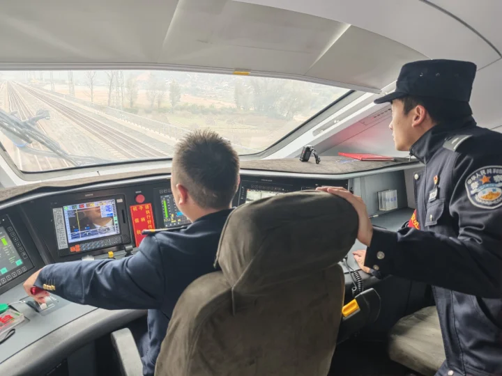 绥德铁警“每日一公里”巡线，寒冬护动脉