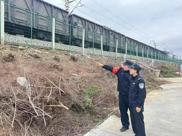 绥德铁警“每日一公里”巡线，寒冬护动脉