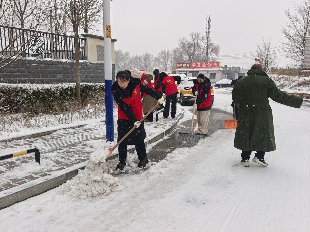 冬日暖红！榆林寨城庄社区志愿者雪中清路暖人心