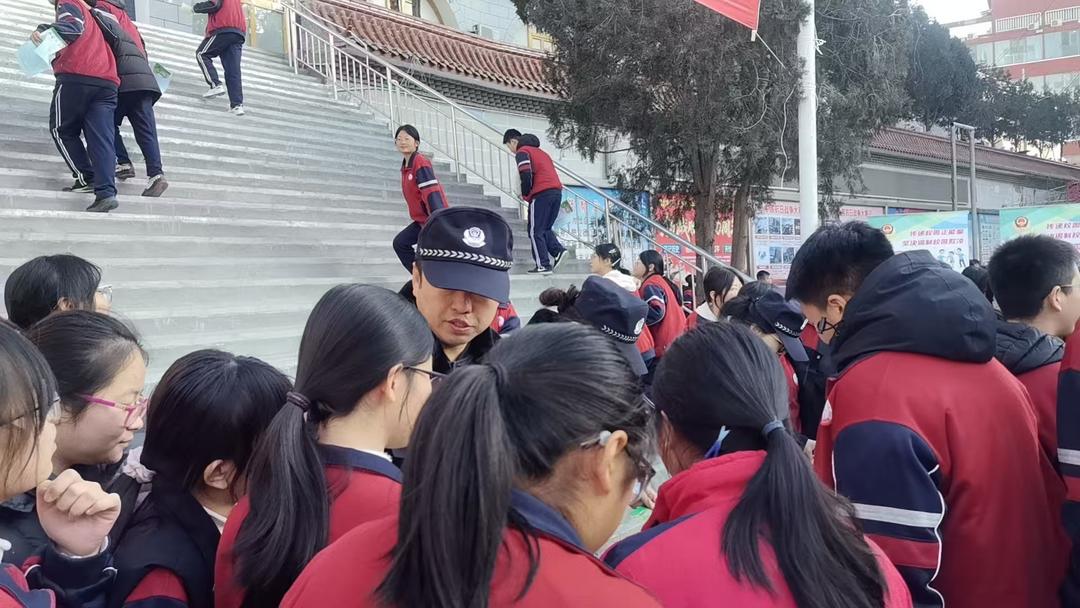 “金盾护苗”进校园 法治护航助成长——吴堡公安宋家川派出所开展法治宣传进校园活动