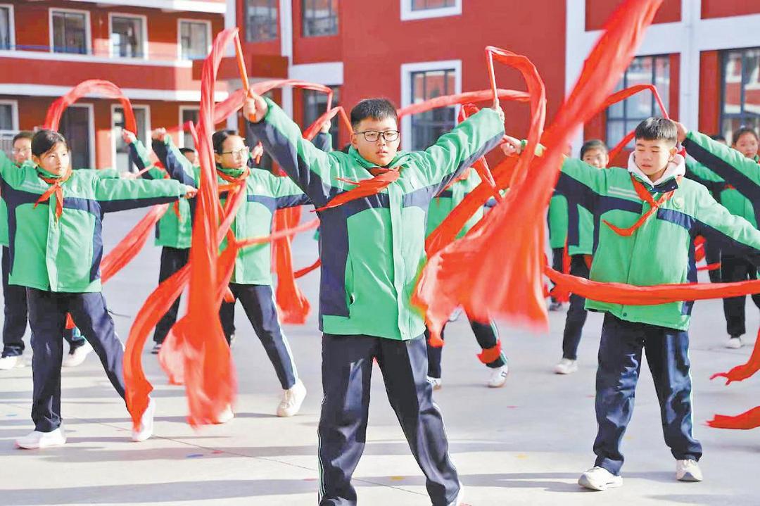 靖边县东坑镇中心小学非遗秧歌进校园