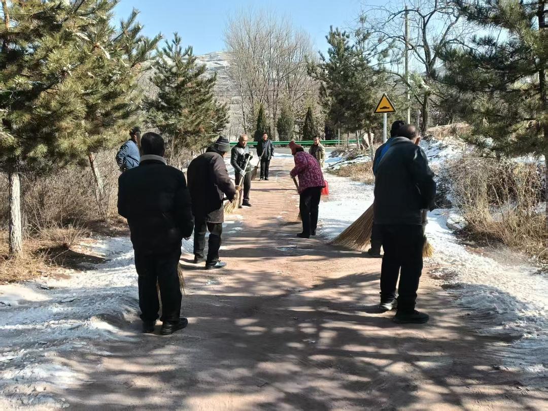 吴堡县郭家沟镇：扫雪铲冰“总动员”干群同心保畅通