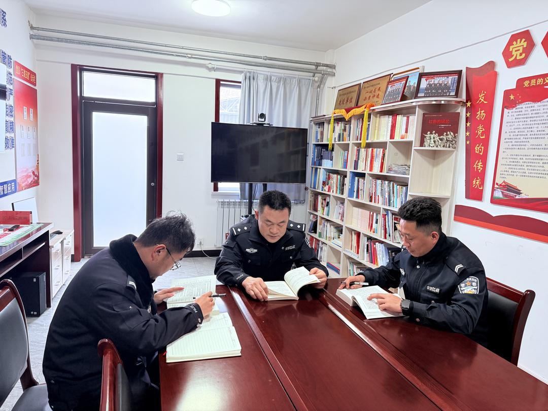 藏蓝映书香 初心护平安——吴堡公安岔上派出所开展阅读分享活动