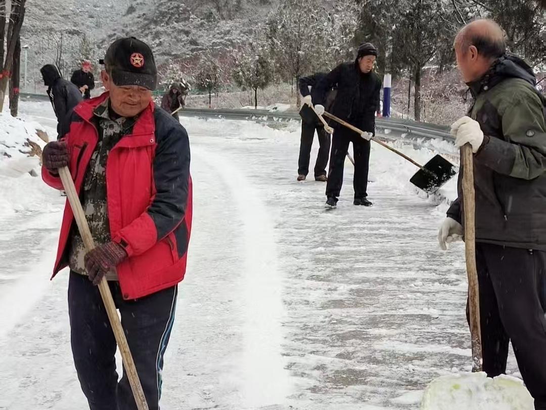吴堡县郭家沟镇：扫雪铲冰“总动员”干群同心保畅通