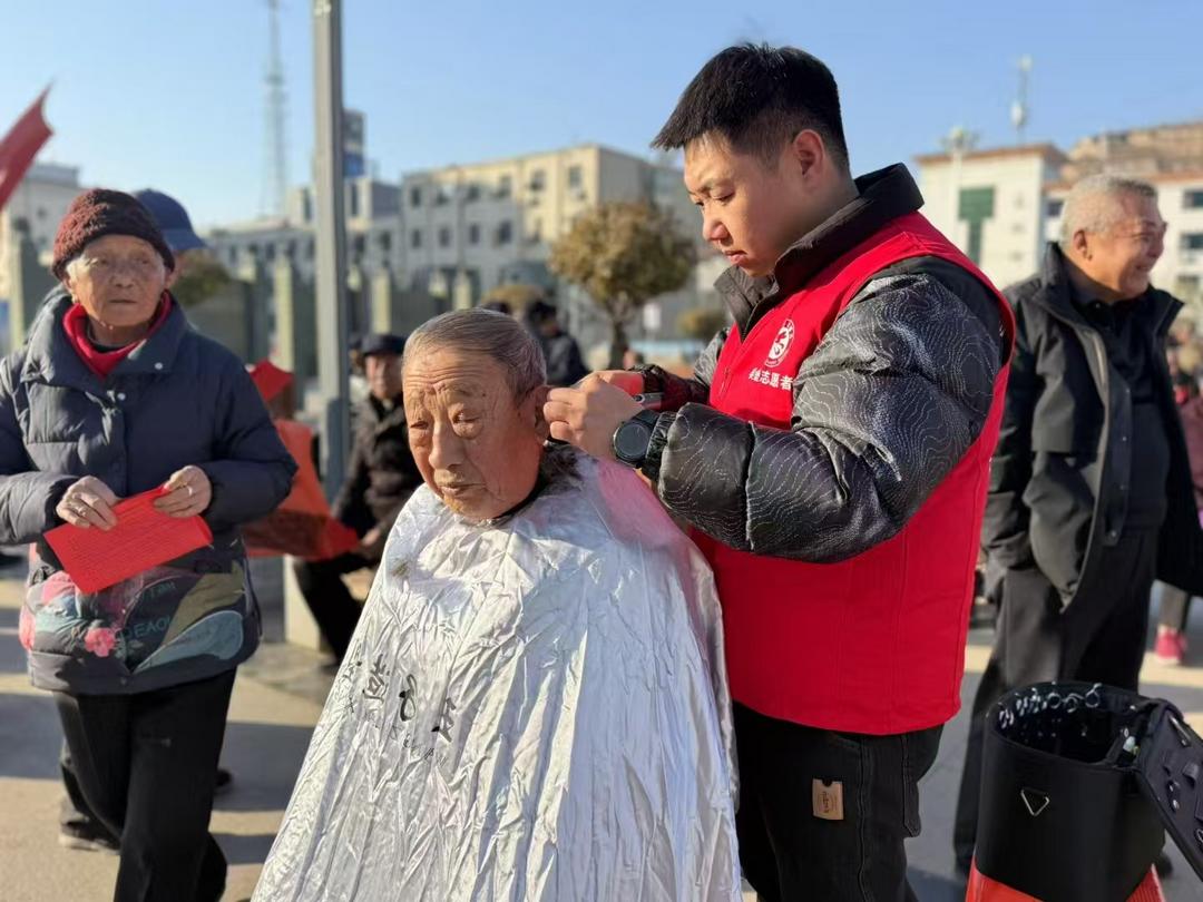 志愿红暖吴堡 奉献情润民心——吴堡县开展“12·5”国际志愿者日系列活动