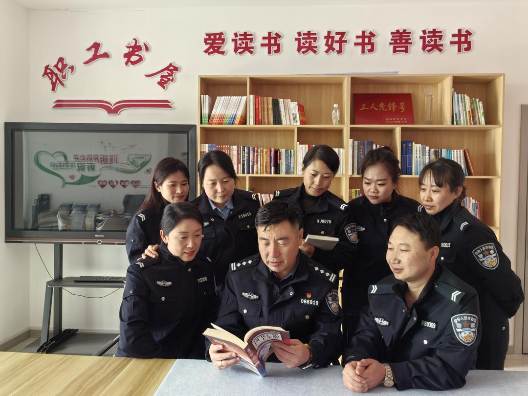 吴堡县公安局情报指挥中心：书香润警营 分享促提升