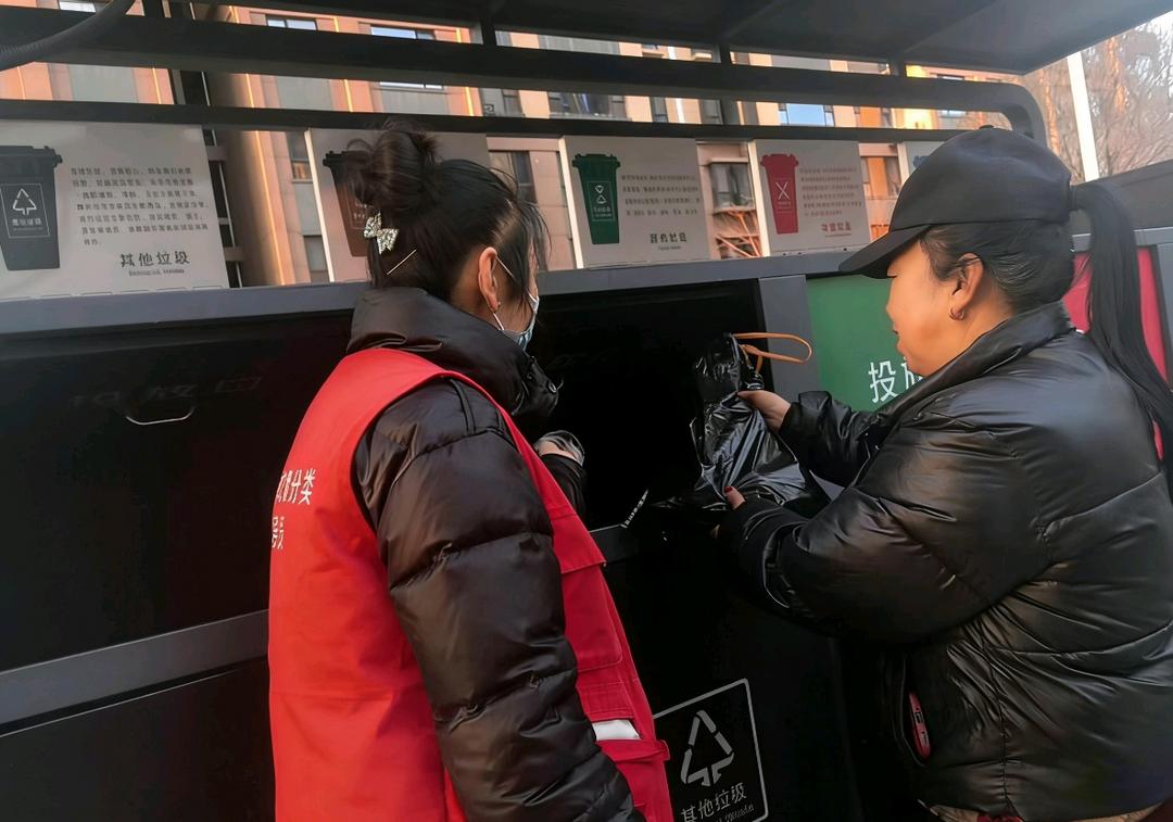 崇文路街道迎滨路社区开展“手把手教学 心贴心服务”垃圾分类督导活动