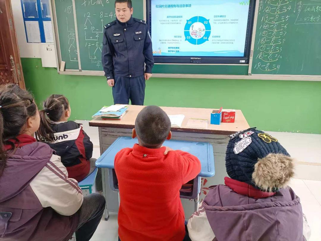 安全守护不缺位！吴堡公安辛家沟派出所把法治安全课送到孩子身边
