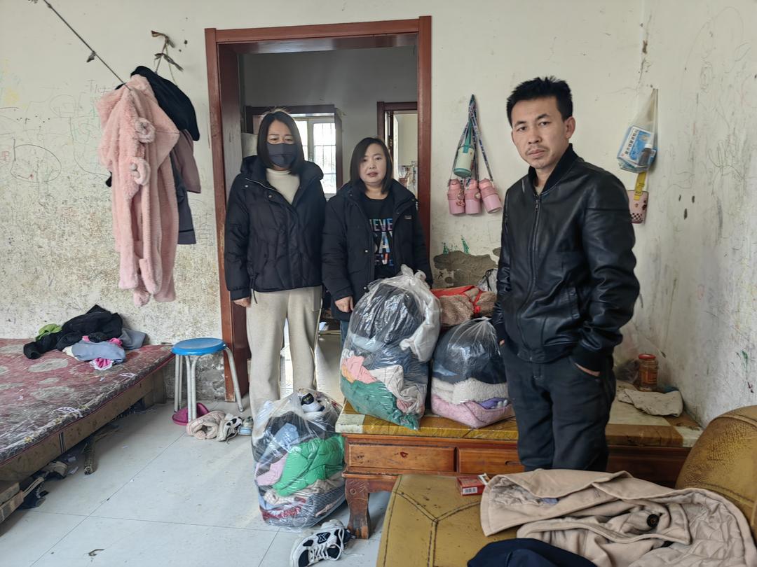 崇文路街道葡萄园社区：一件冬衣一份爱，温暖七口困难家