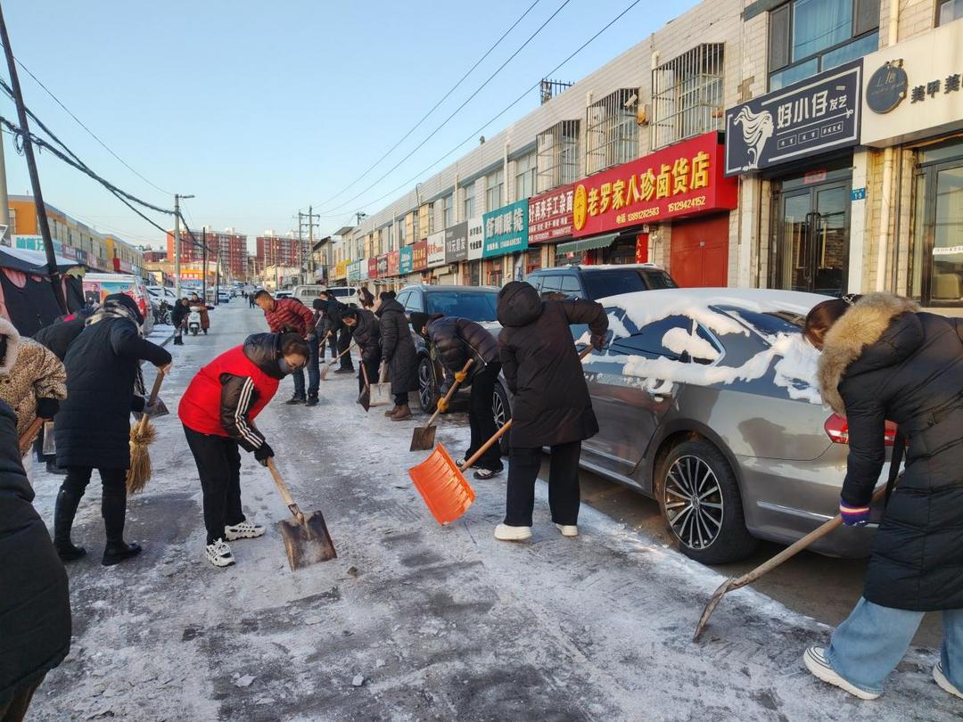 榆阳区崇文路街道葡萄园社区干群同心高效清雪保畅通