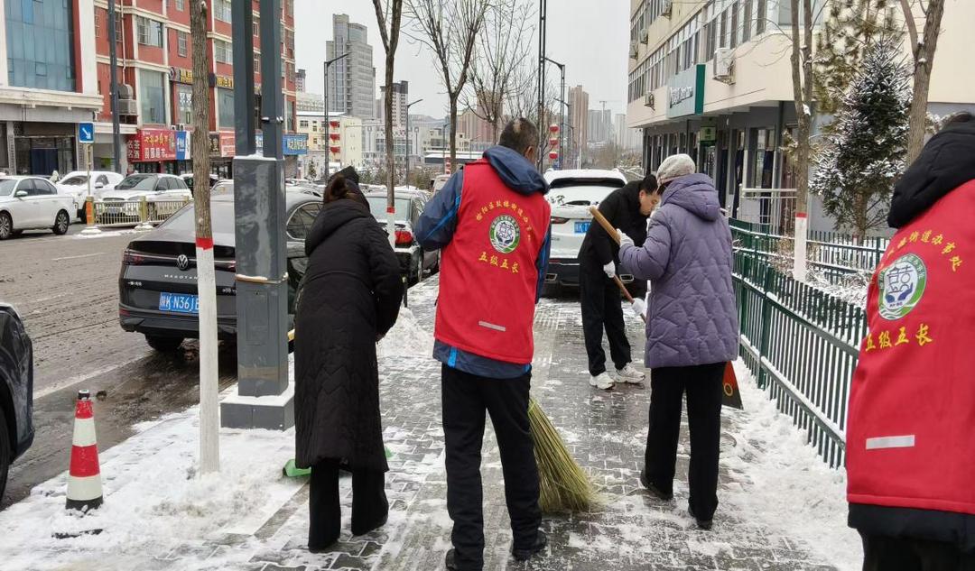 榆阳区鼓楼街道二里半社区开展“驼城无尘埃 文明入画来”主题宣传活动