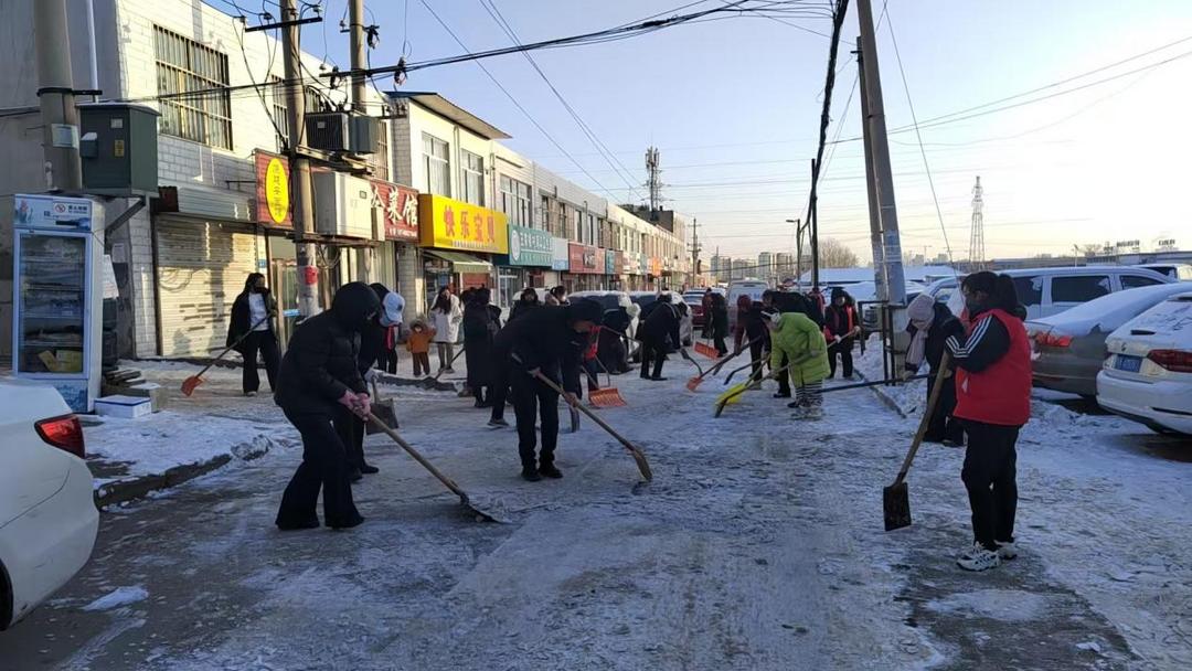 榆阳区崇文路街道葡萄园社区干群同心高效清雪保畅通