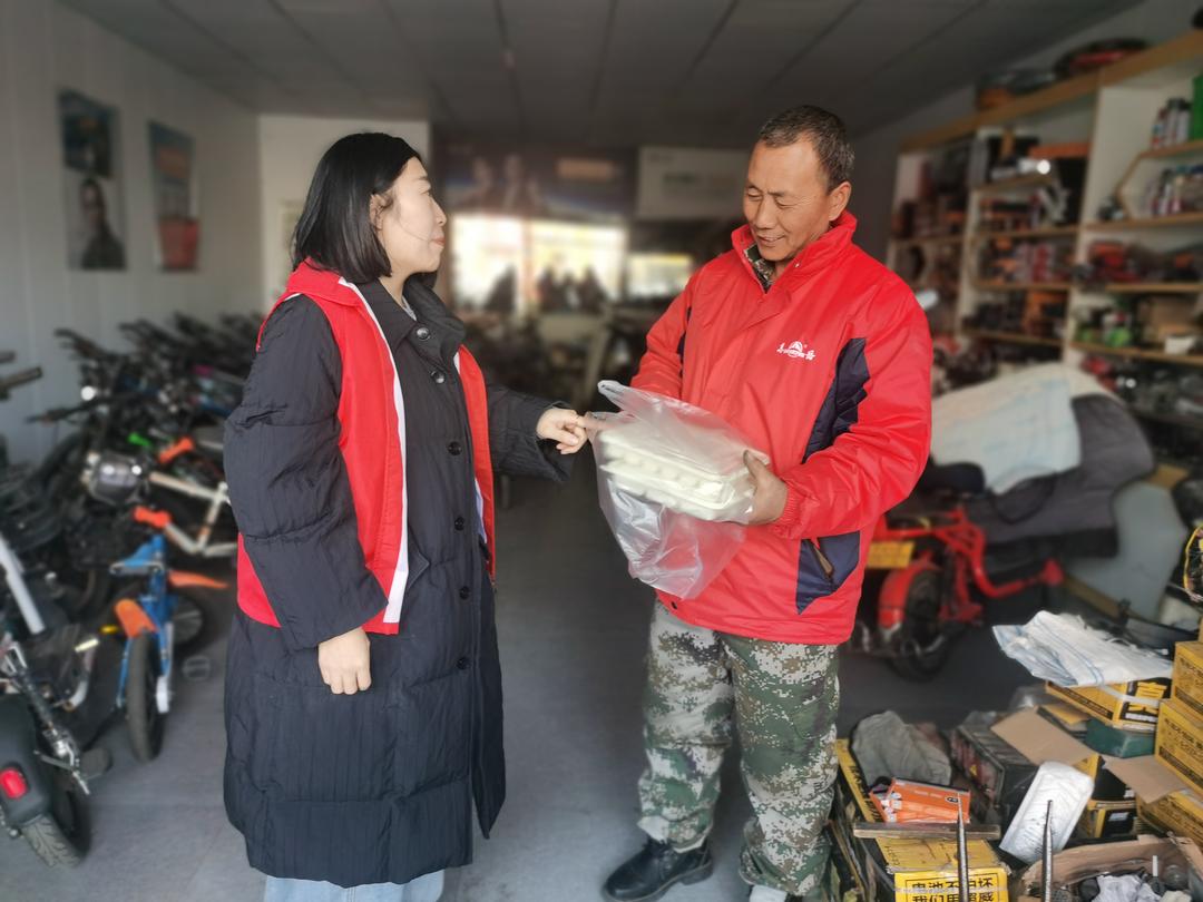 冬至大如年，小城有大爱！学院社区冬至送饺子上门精准关爱不落一人