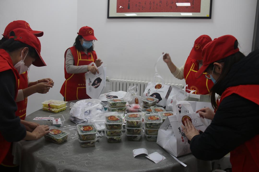 榆阳区金沙路街道金榆社区：冬至饺香裹“廉”味 党群暖心共团圆