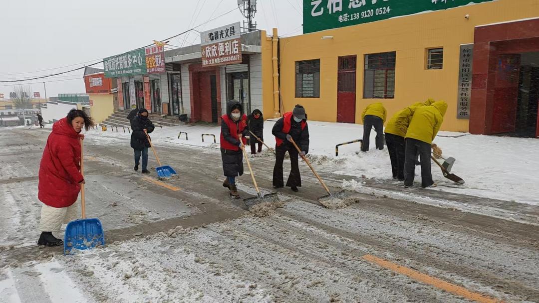 鼓楼街道环城北路社区开展以雪为令齐行动清雪除冰保畅通活动
