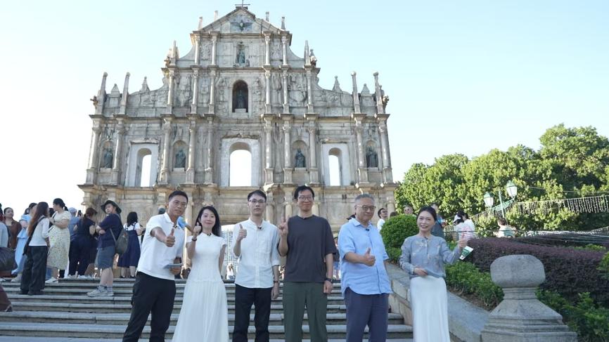 主持人、嘉宾在大三巴牌坊前合影