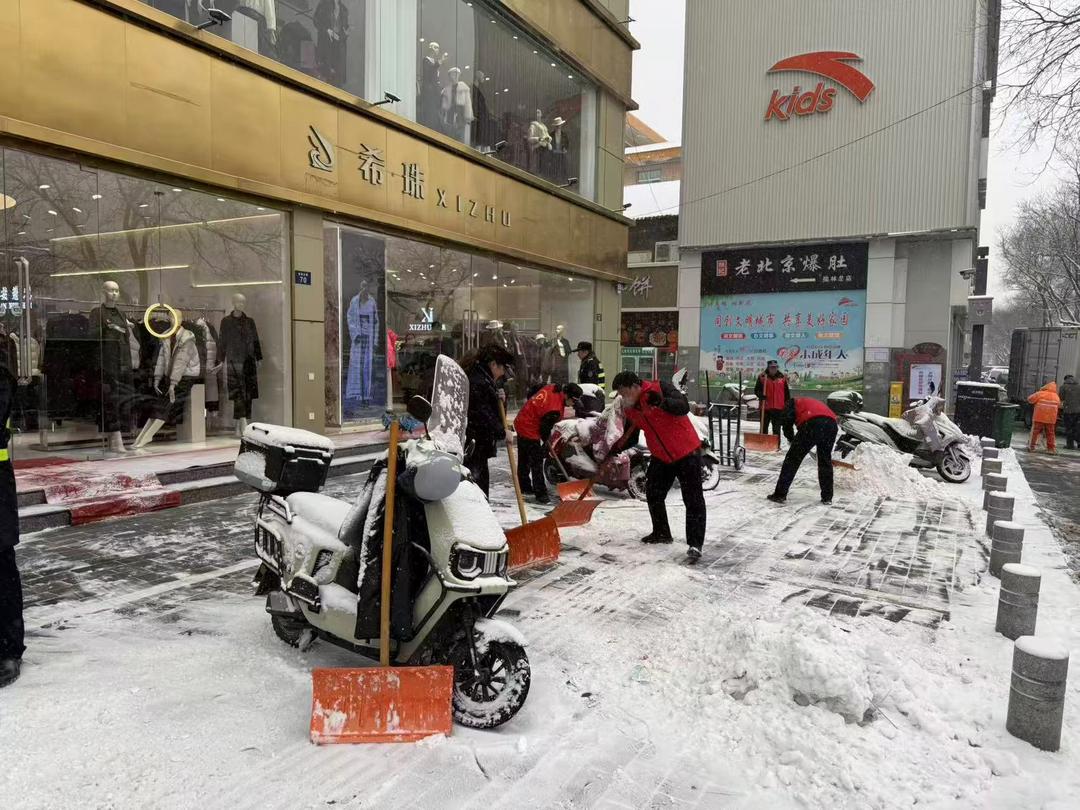 榆阳区鼓楼街道凯歌楼社区开展“干净驼城”除雪清障行动